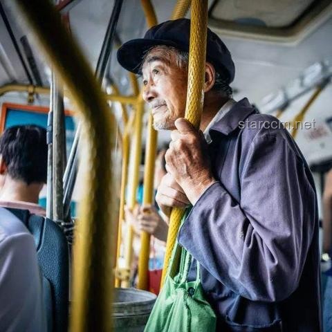上海地铁回应老人拖拽小伙要求让座事件：公共秩序与个人权益如何平衡？