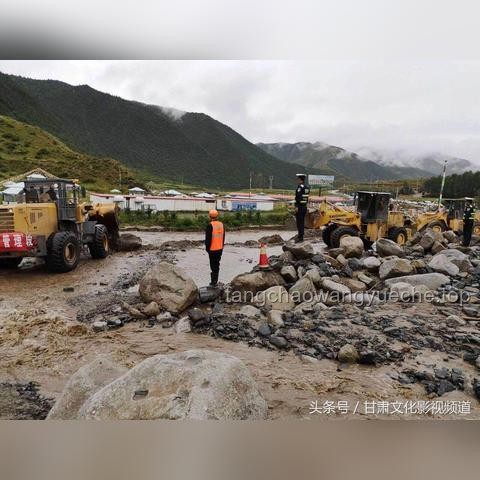 开着挖机游全国遇山洪紧急救援案例研究