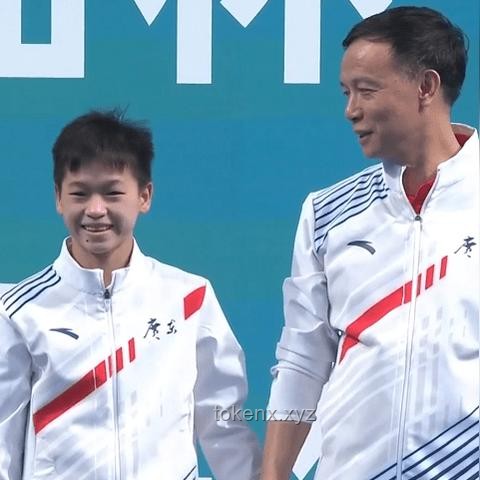陈芋汐与新搭档夺冠后牵手领奖：冠军搭档的领奖礼仪与情感表达指南