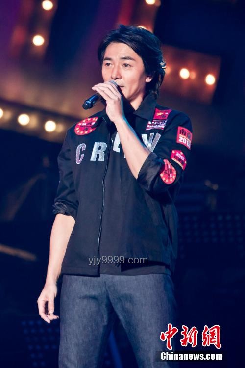 陈小春演唱会现场被郑伊健感动落泪：情感共鸣与演唱会体验的极致融合