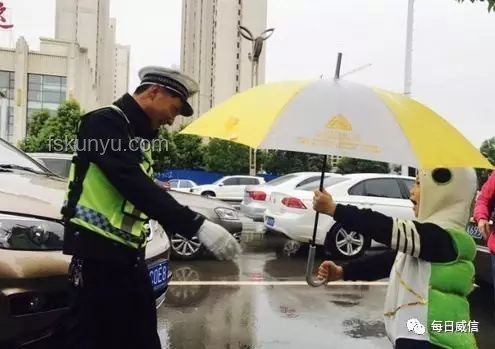 小伙第一个冲出考场，交警温馨赠小熊：考试心态调整之旅