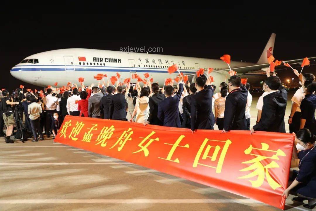 《歌唱祖国》响彻机场：国足接机新趋势与情感共鸣预测