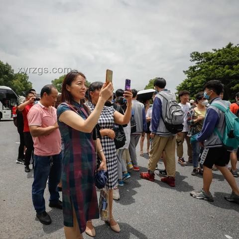 “考场新风尚：高跟鞋禁令下的创新思维探索”