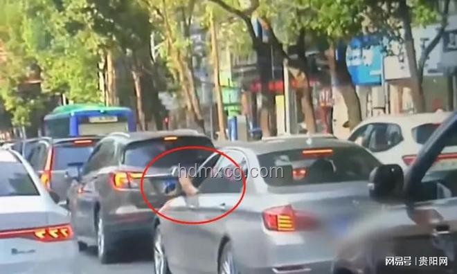 开车陋习整治：脚伸窗外玩手机驾驶趋势预测