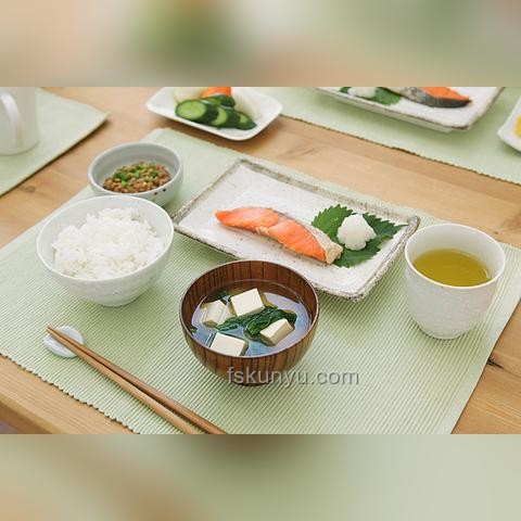 日本学校午餐革新：米饭减量，创意增味