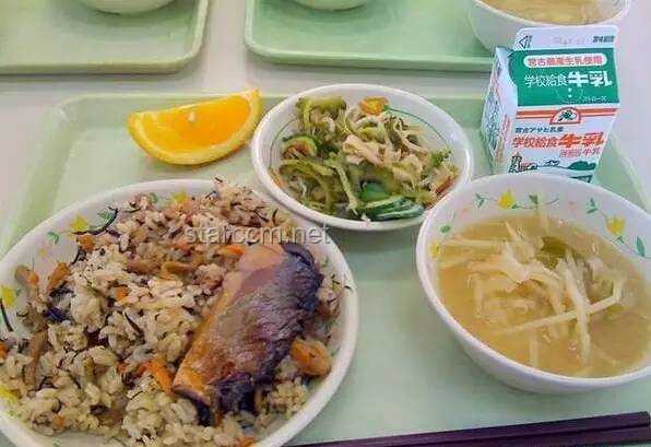 日本学校午餐革新：米饭减少背后的创新膳食思维