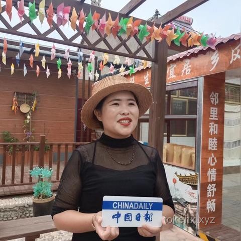 颜值之外的魅力密码：为何她总能吸引众人目光？