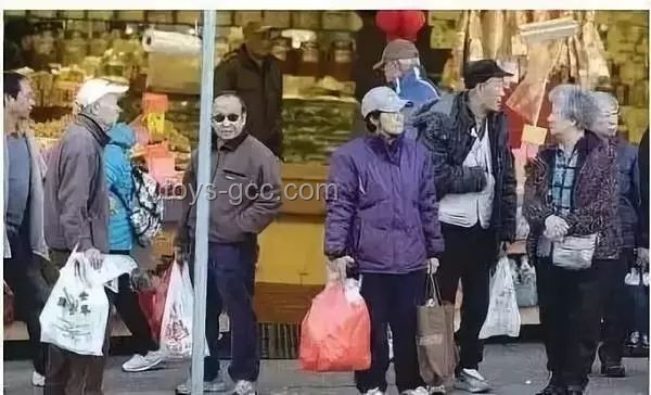 洛杉矶混乱与中国大妈走红现象对比分析